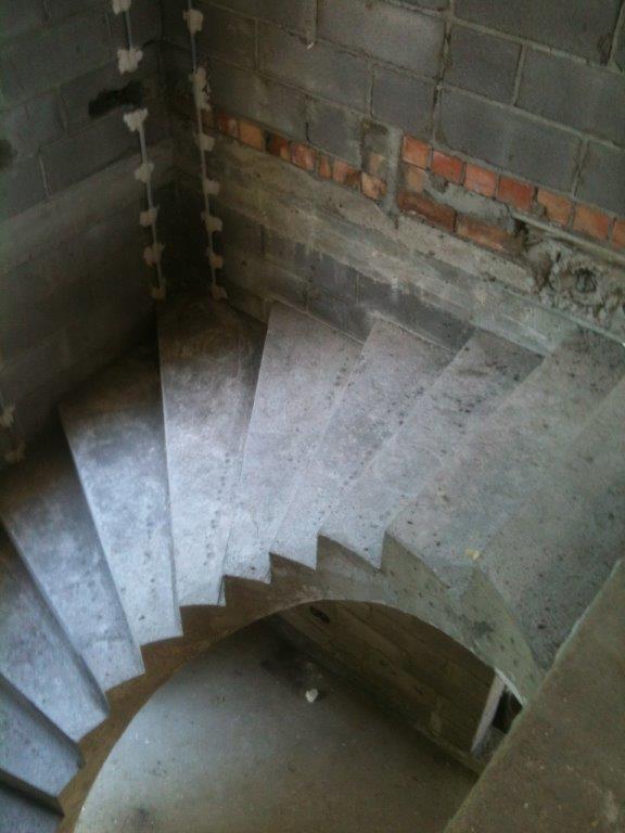 U-formos neiprasti betoniniai laiptai