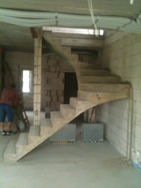 U-formos betoniniai laiptai su posukiu