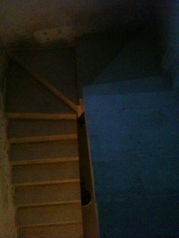 U-formos betoniniai laiptai su posukiu