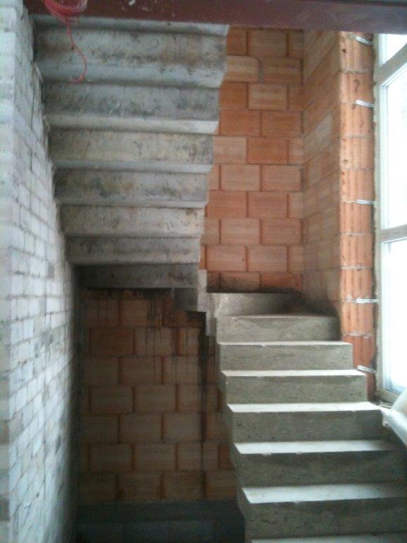 U-formos laiptuoti betoniniai laiptai