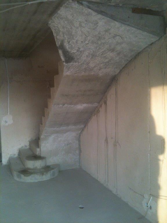 U-formos neiprasti betoniniai laiptai