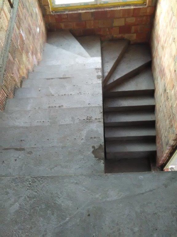 U-formos betoniniai laiptai su posukiu