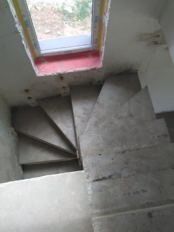 U-formos betoniniai laiptai su posukiu