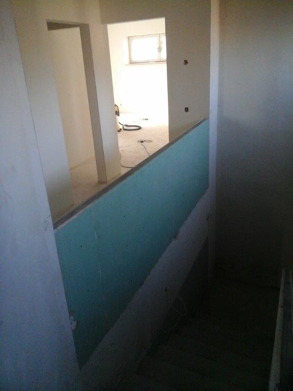 U-formos betoniniai laiptai su posukiu