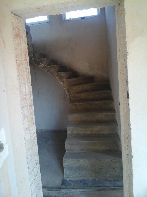 U-formos betoniniai laiptai su posukiu