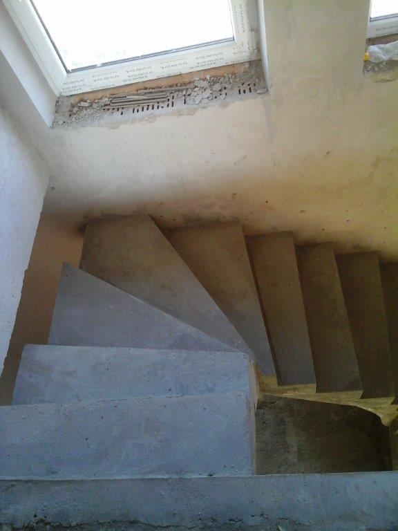 U-formos betoniniai laiptai su posukiu