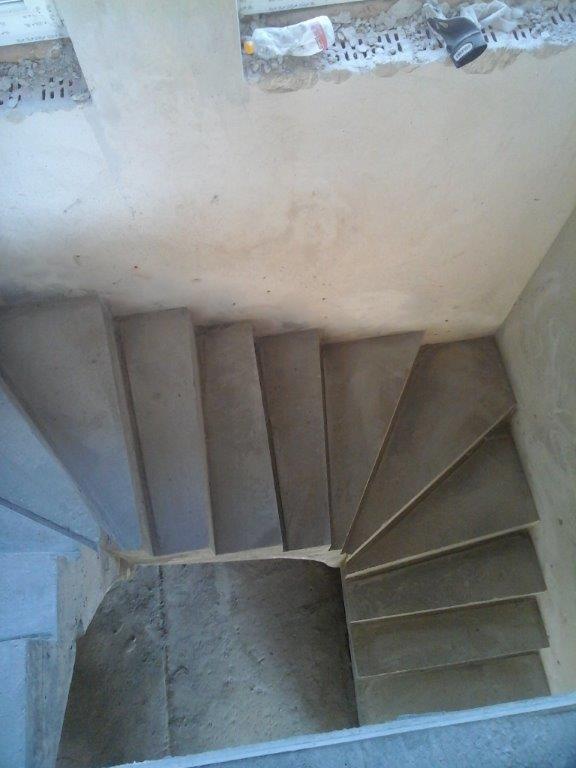 U-formos betoniniai laiptai su posukiu