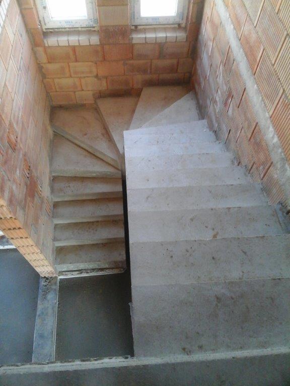 U-formos betoniniai laiptai su posukiu