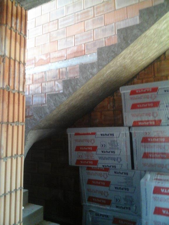 U-formos betoniniai laiptai su posukiu