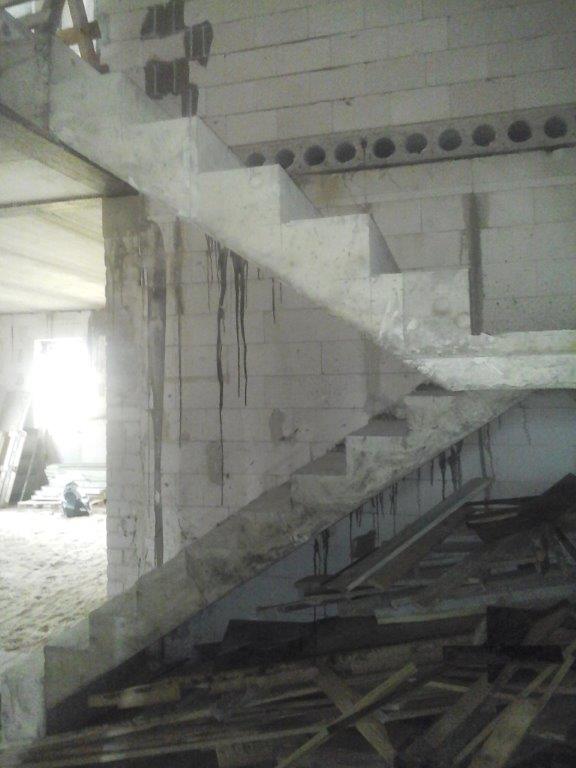 U-forma su lygia aikstele