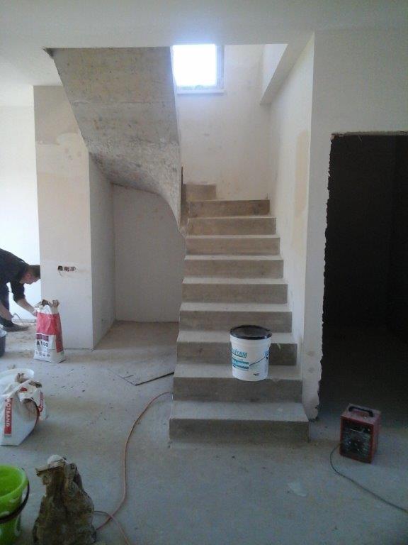 U-formos betoniniai laiptai su posukiu