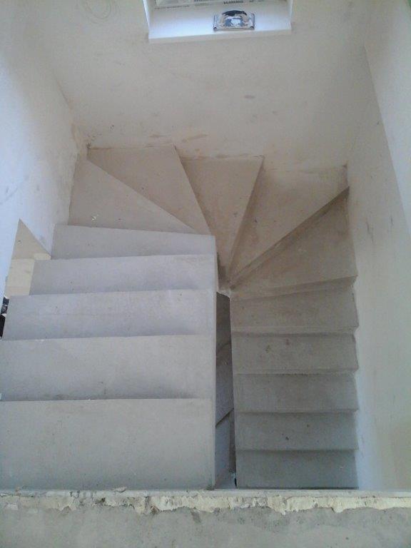 U-formos betoniniai laiptai su posukiu