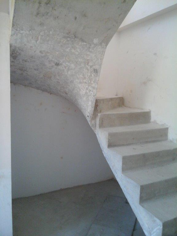 U-formos betoniniai laiptai su posukiu