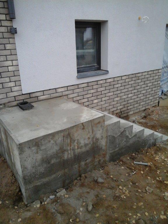 Tiesus lauko betoniniai laiptai