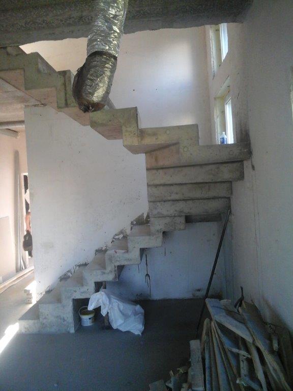 U-formos laiptuoti betoniniai laiptai