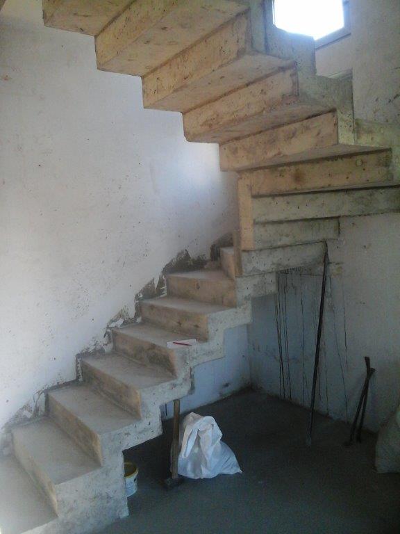 U-formos laiptuoti betoniniai laiptai