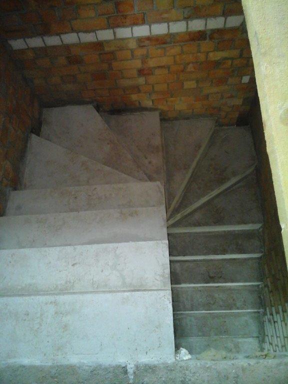 U-formos betoniniai laiptai su posukiu