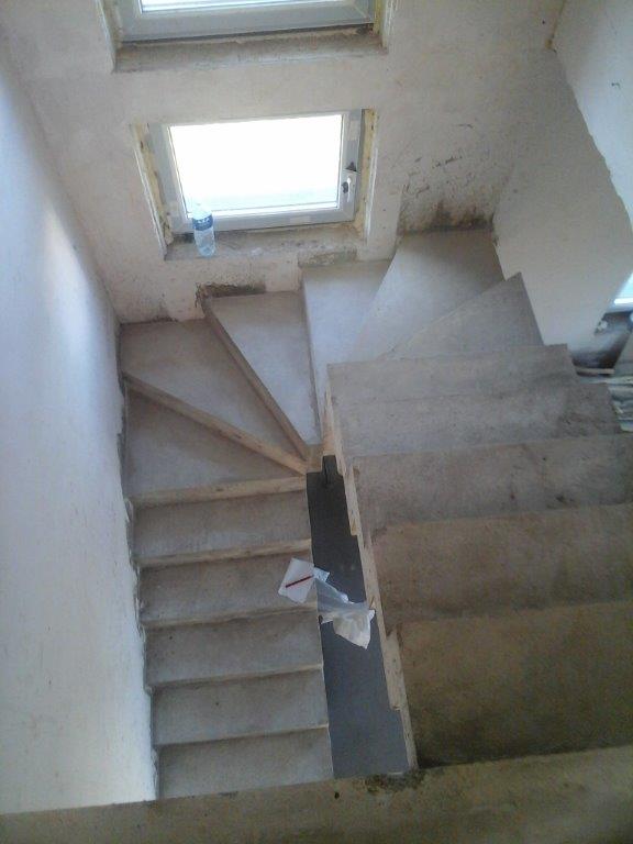 U-formos laiptuoti betoniniai laiptai