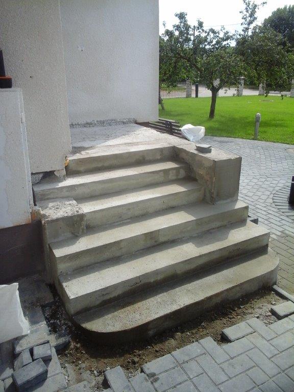 Tiesus lauko betoniniai laiptai