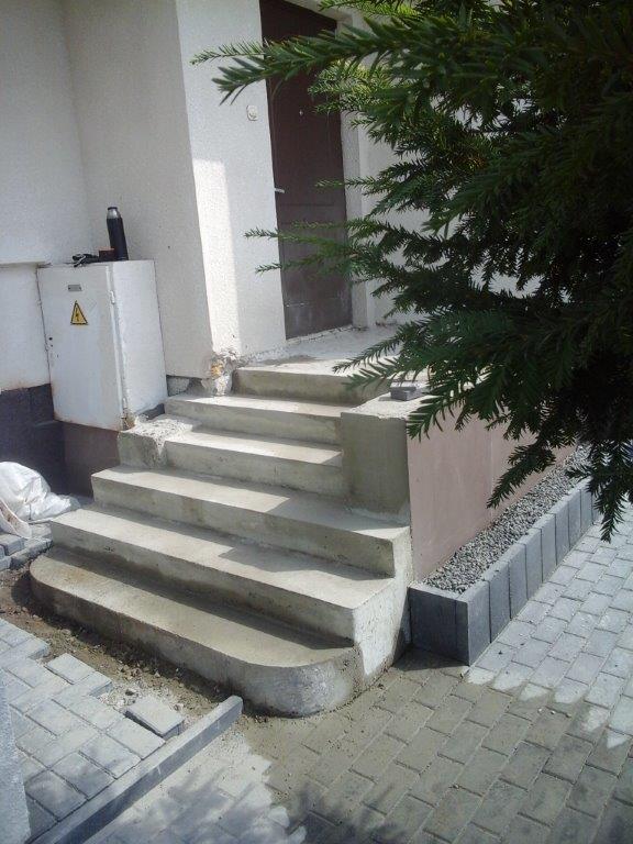 Tiesus lauko betoniniai laiptai