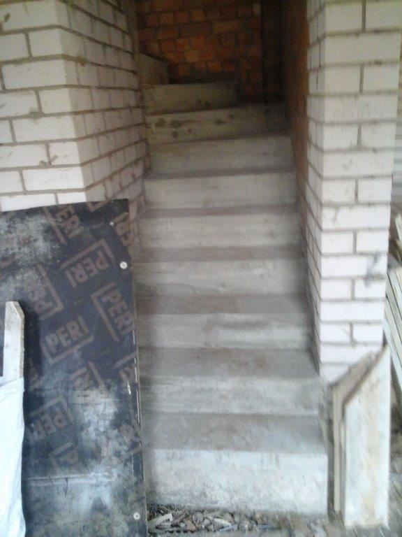 U-formos betoniniai laiptai su posukiu