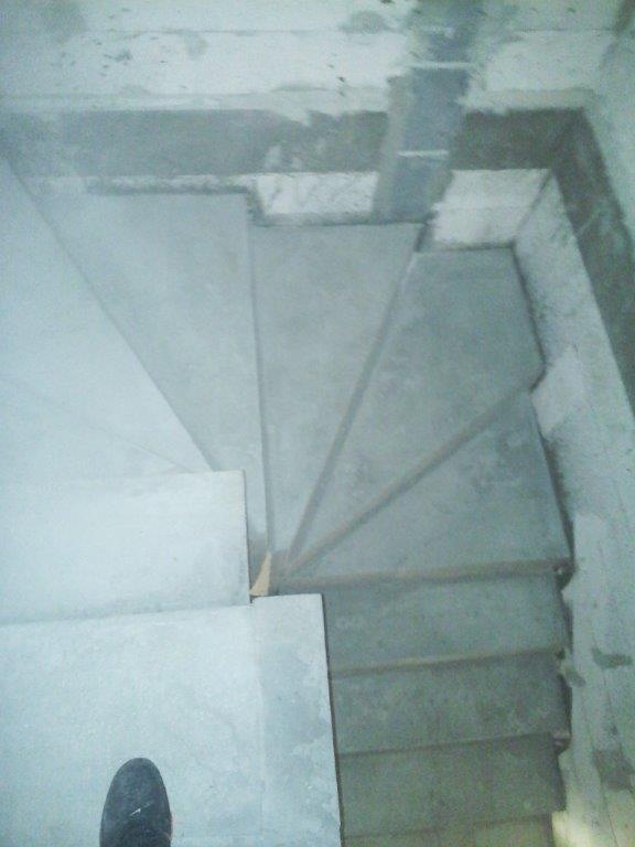 U-formos betoniniai laiptai su posukiu