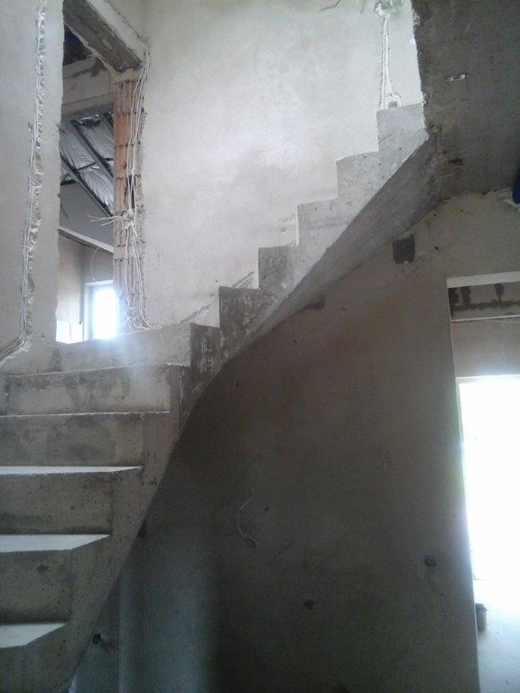 U-formos neiprasti betoniniai laiptai
