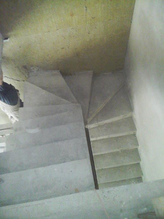 U-formos betoniniai laiptai su posukiu