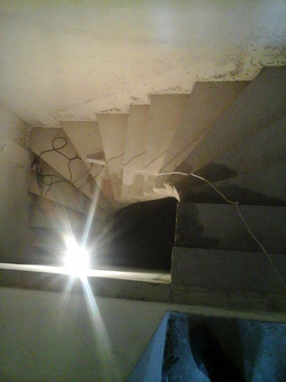 U-formos neiprasti betoniniai laiptai