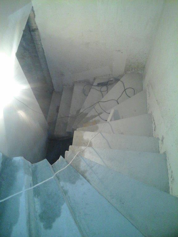 U-formos neiprasti betoniniai laiptai