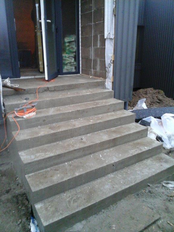 Tiesus lauko betoniniai laiptai