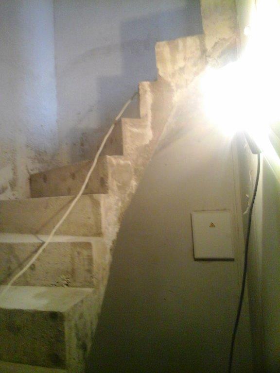 U-formos betoniniai laiptai su posukiu