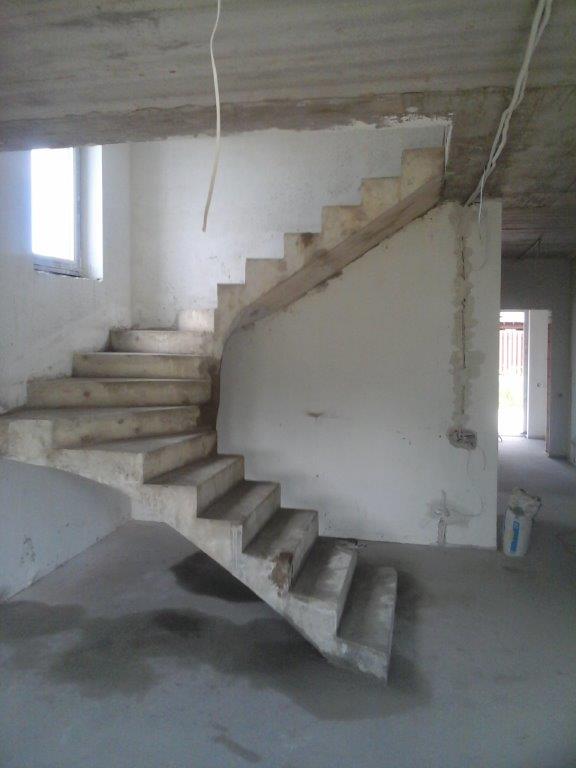 U-formos betoniniai laiptai su posukiu