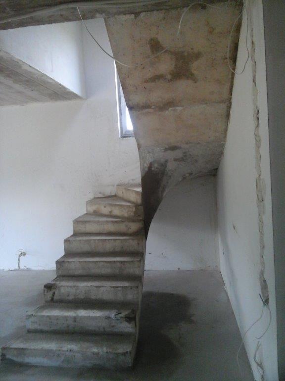 U-formos betoniniai laiptai su posukiu