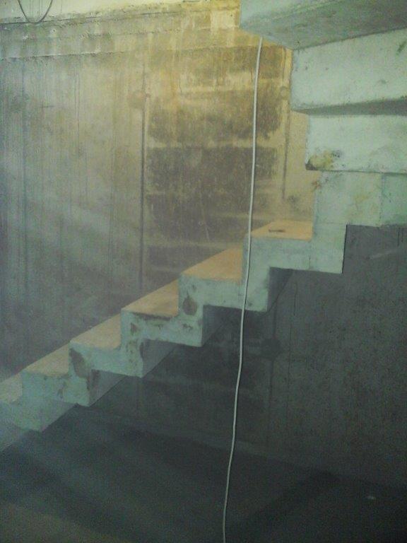 L-formos laiptuoti betoniniai laiptai