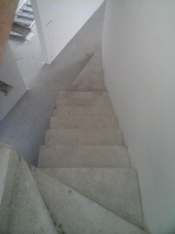 U-formos laiptuoti betoniniai laiptai