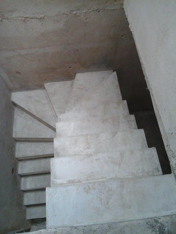 U-formos betoniniai laiptai su posukiu