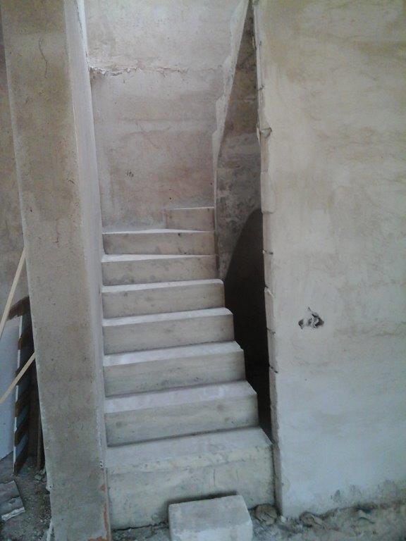 U-formos betoniniai laiptai su posukiu