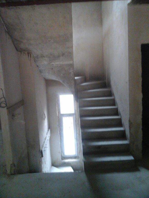 U-formos betoniniai laiptai su posukiu