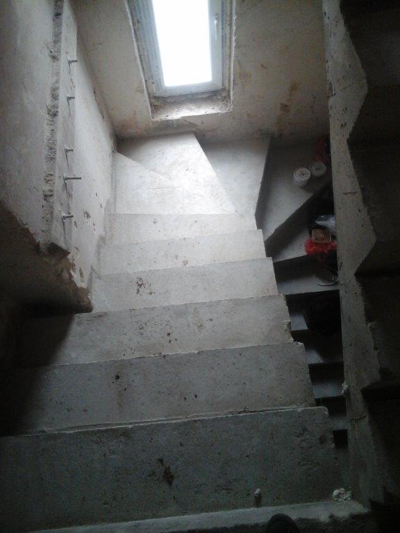 U-formos betoniniai laiptai su posukiu