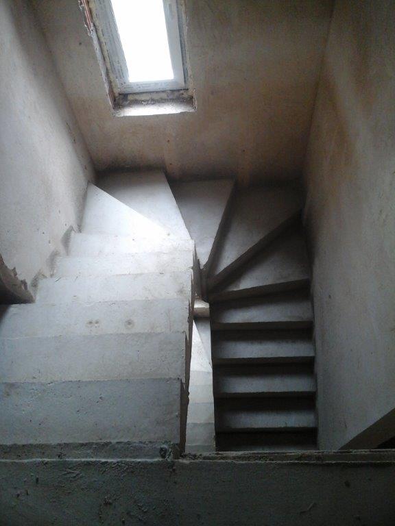 U-formos betoniniai laiptai su posukiu