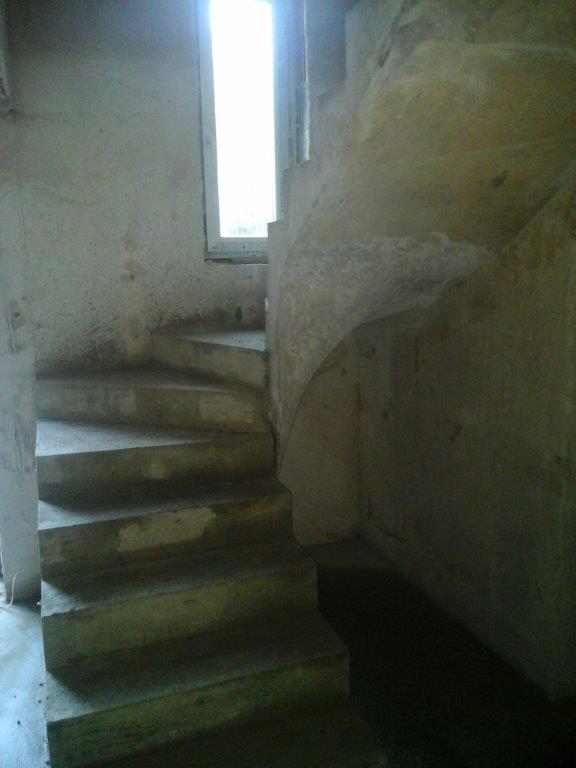 U-formos betoniniai laiptai su posukiu