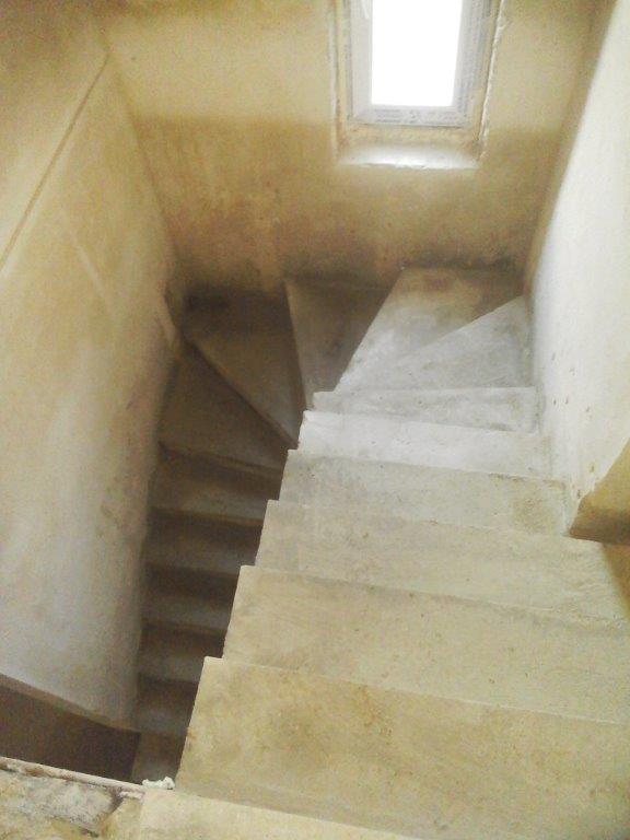 U-formos betoniniai laiptai su posukiu