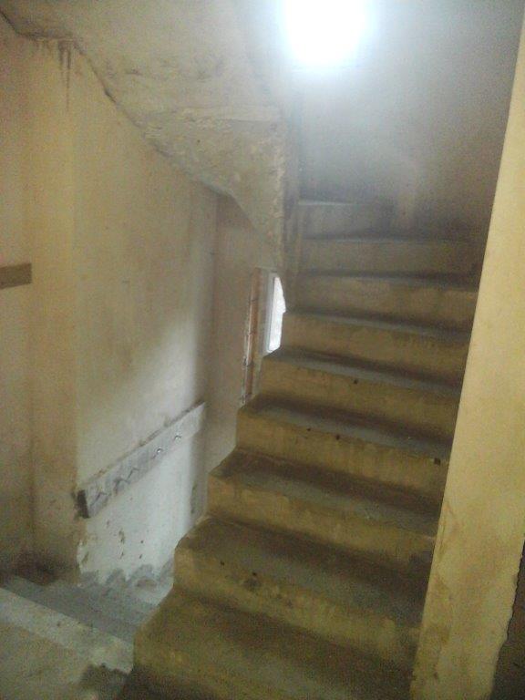 U-formos betoniniai laiptai su posukiu