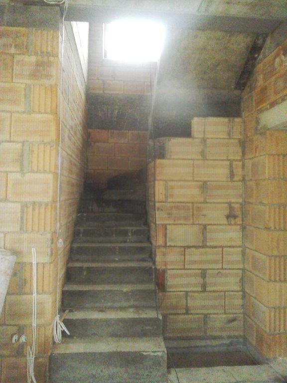 U-formos betoniniai laiptai su posukiu