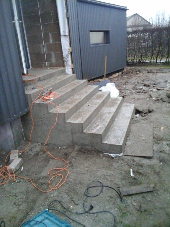 Tiesus lauko betoniniai laiptai