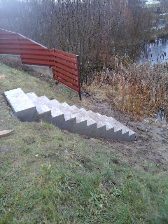 Tiesus lauko betoniniai laiptai