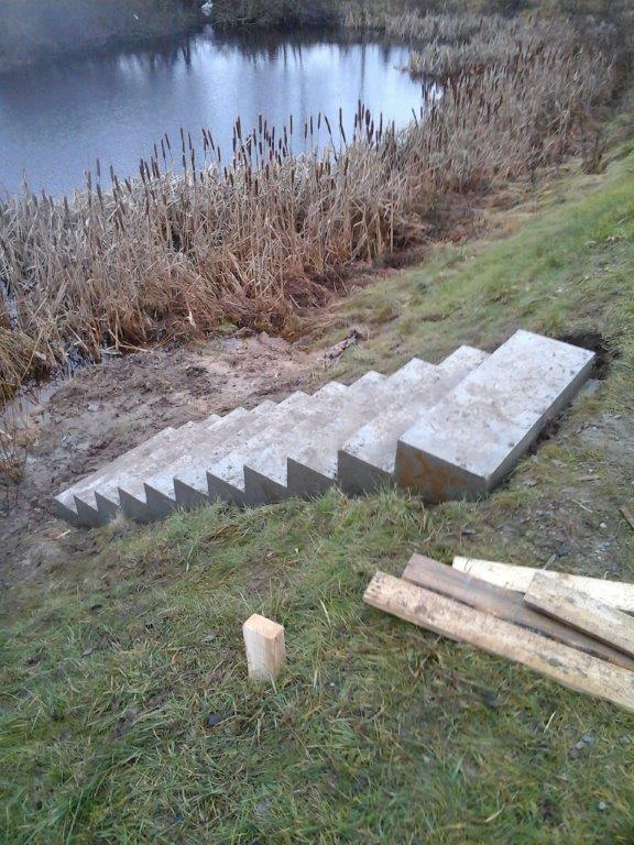 Tiesus lauko betoniniai laiptai