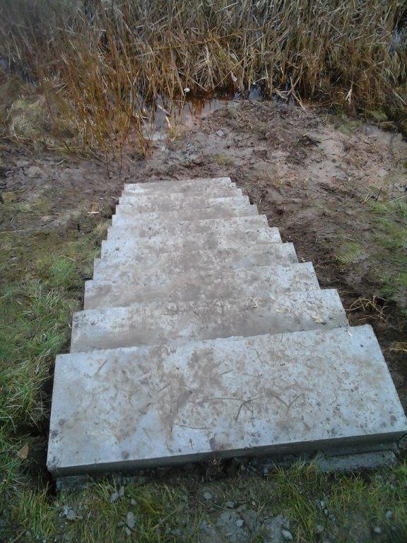 Tiesus lauko betoniniai laiptai
